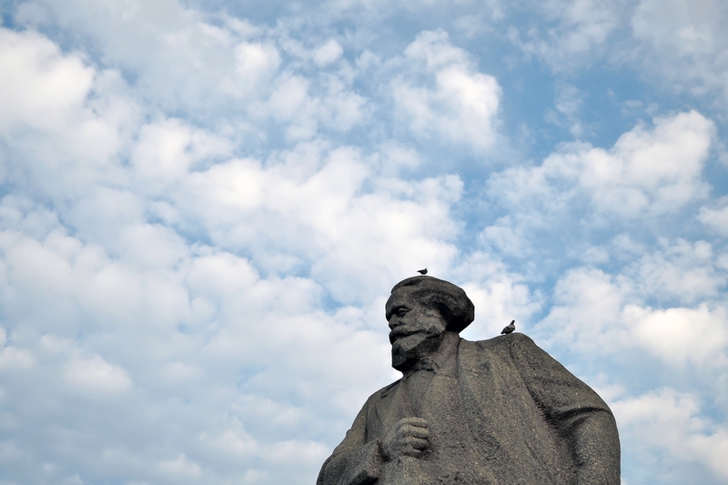 Karl Marx Statue vor blauem Himmel